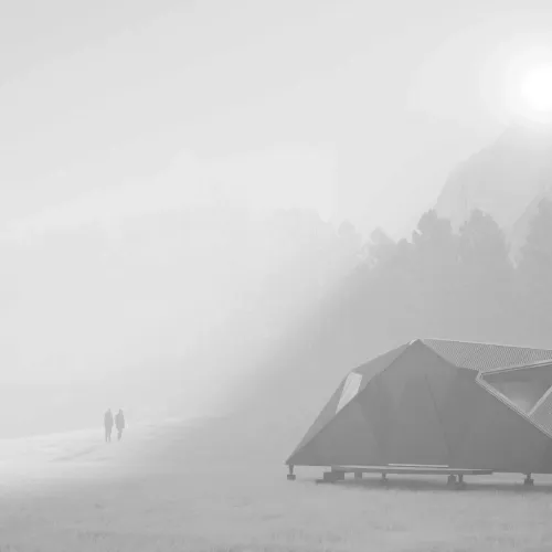Visualización de Microhome M1 como módulo de vivienda compacto en un paisaje con niebla